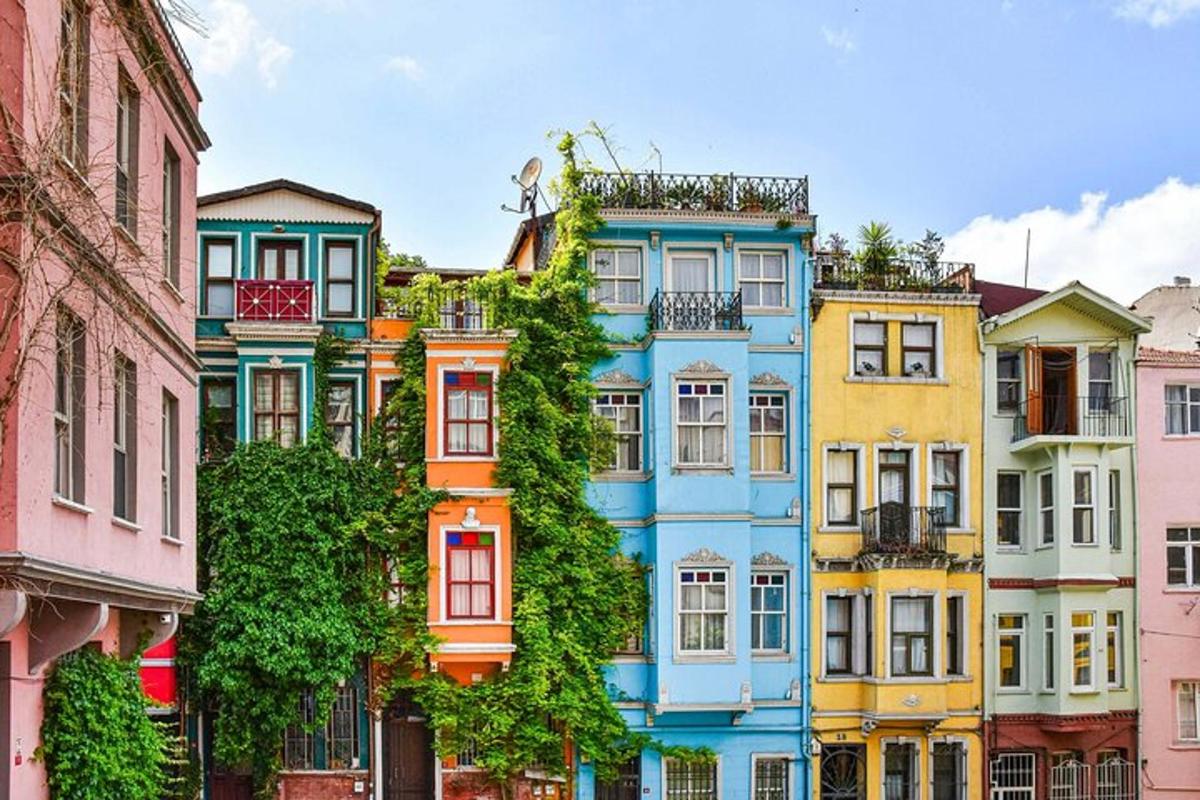 una fila di case colorate in una città