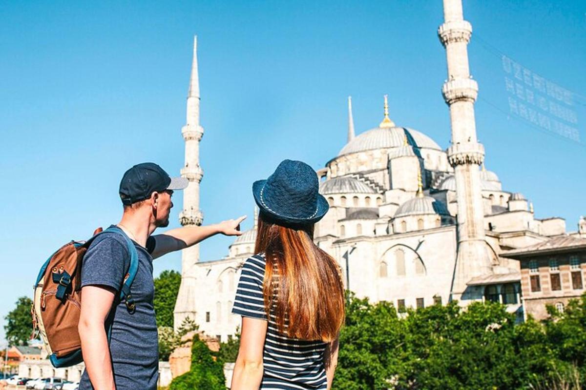un uomo e una donna guardano una moschea