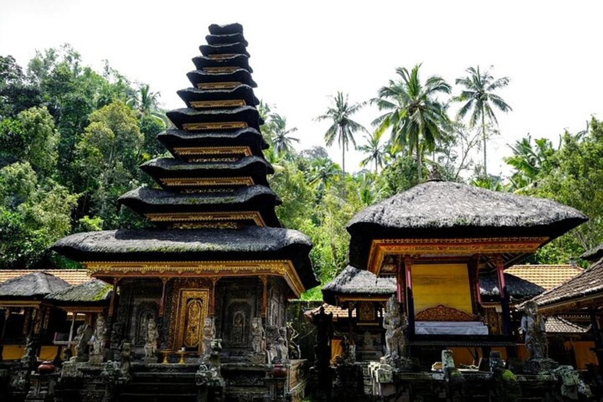 um pagode em frente a dois prédios com árvores