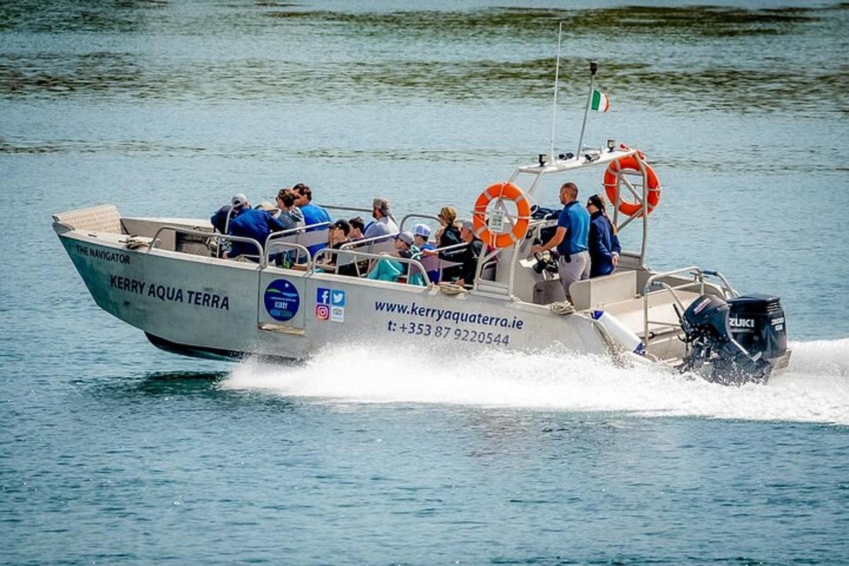 un gruppo di persone su una barca in acqua