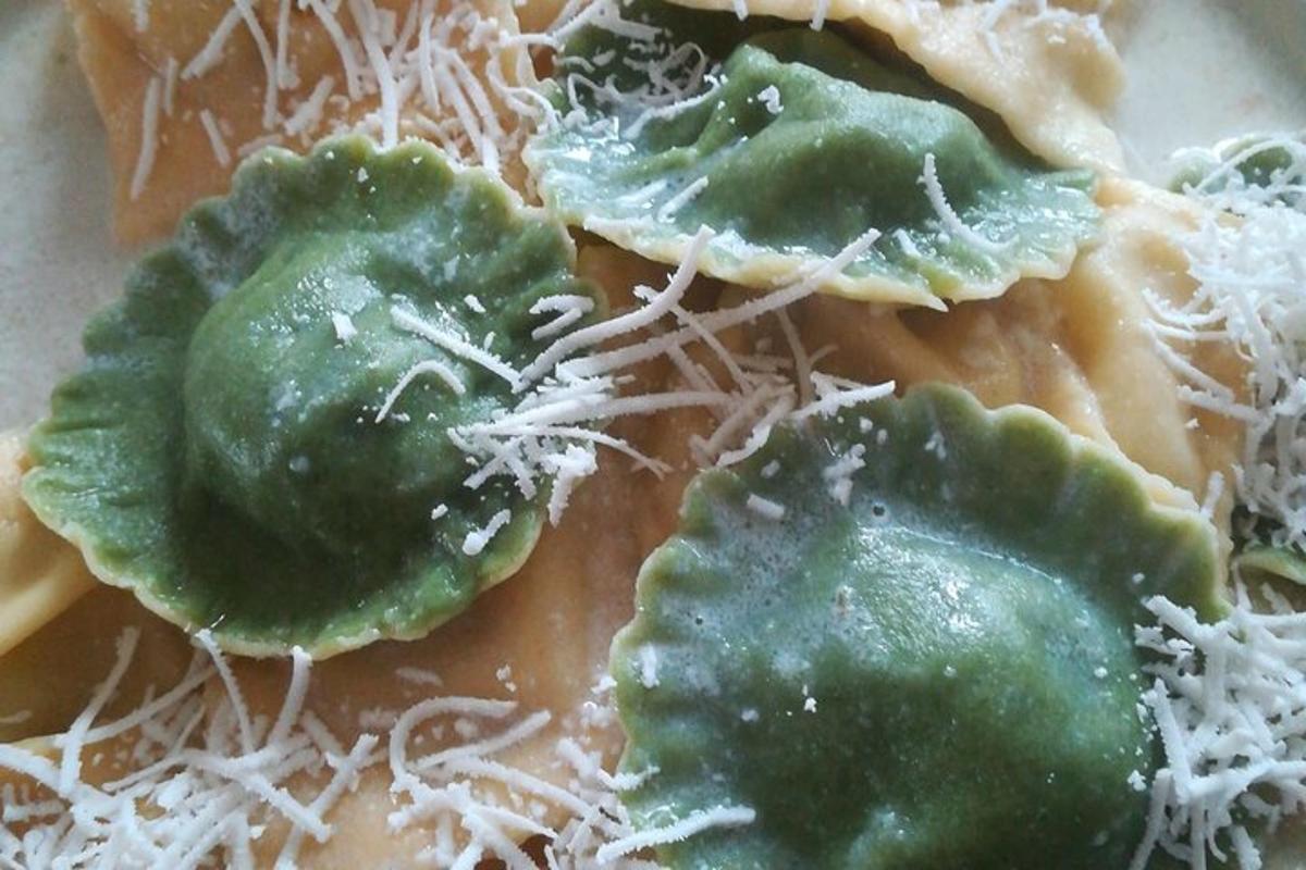 Un plato de comida con queso y verduras verdes.