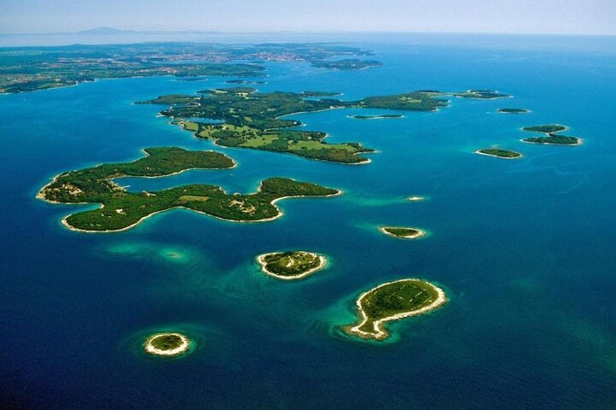 zračni pogled na skupino otokov v vodi