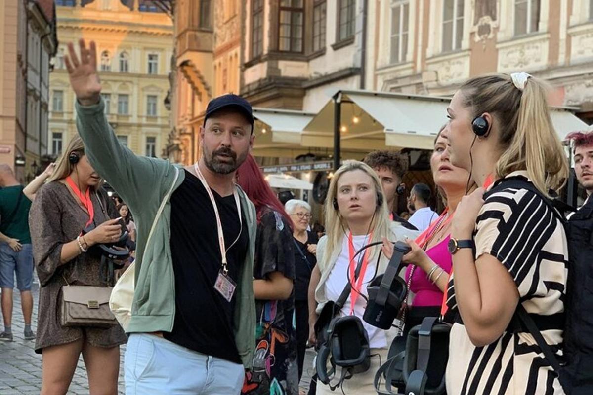 egy csoport ember áll az utcán