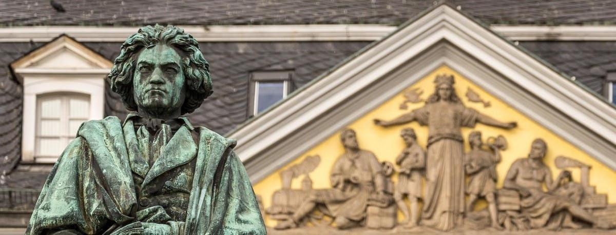 una statua di un uomo davanti a una chiesa