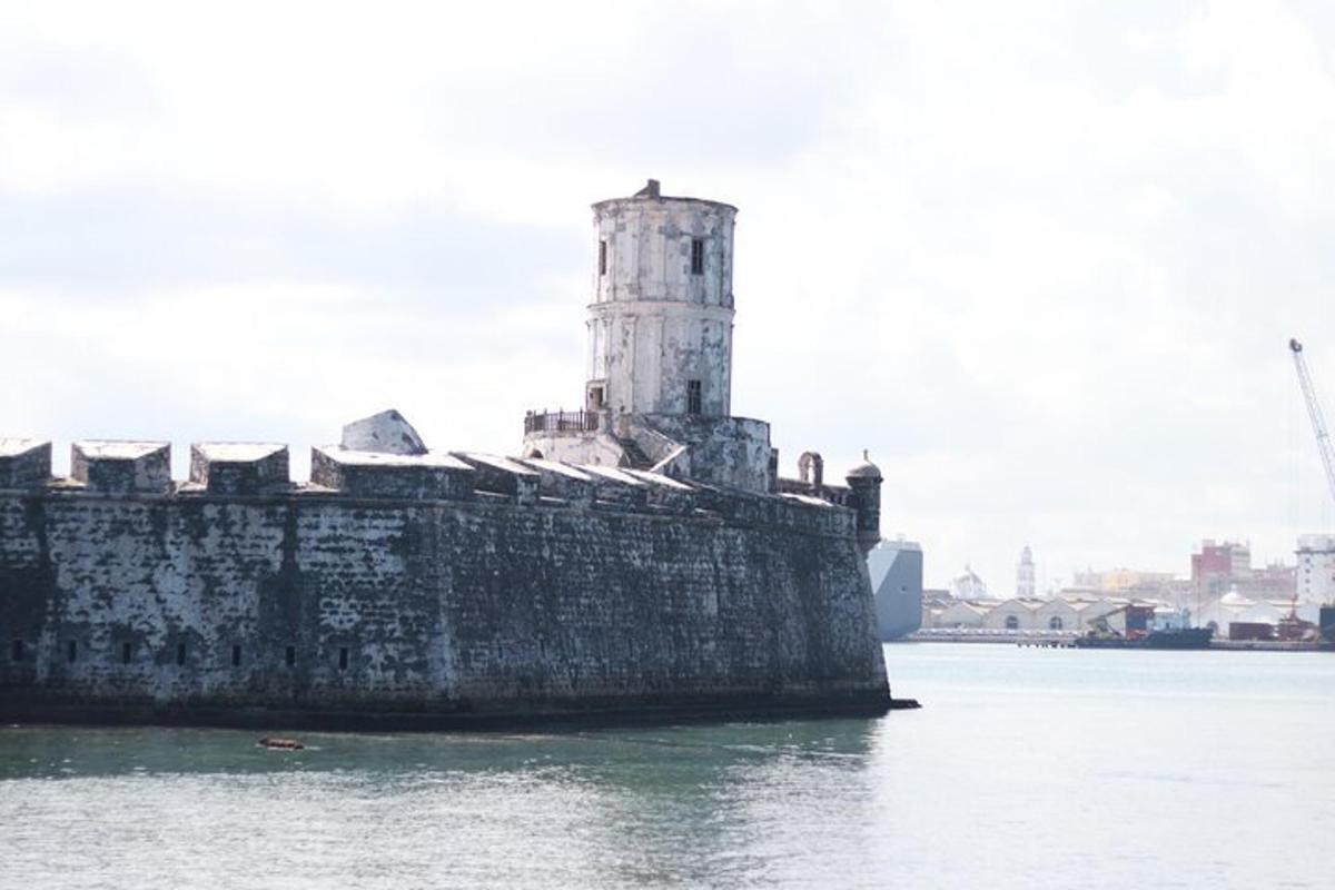 Un antiguo faro situado sobre el agua