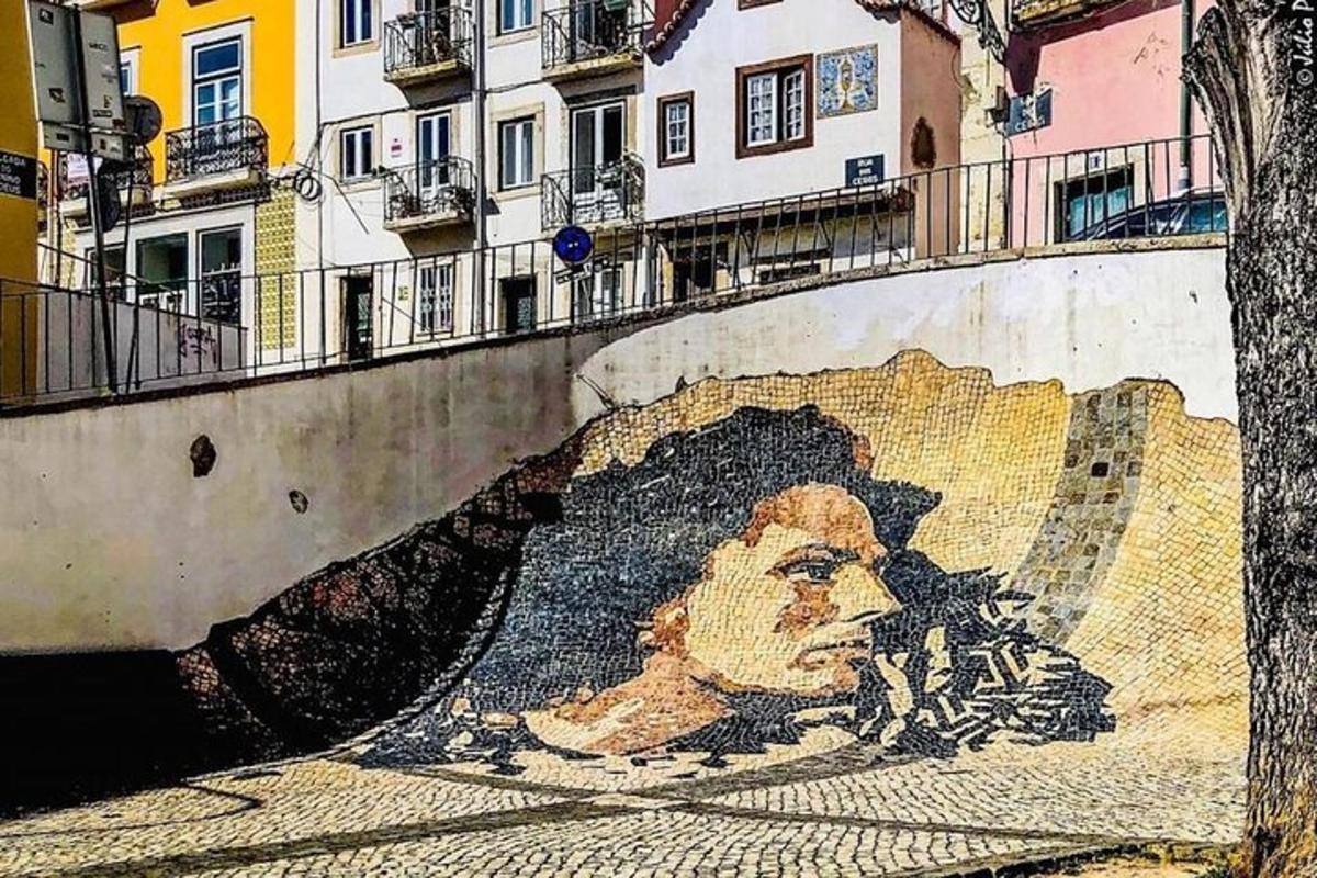 mozaiková malba muže se zbraní