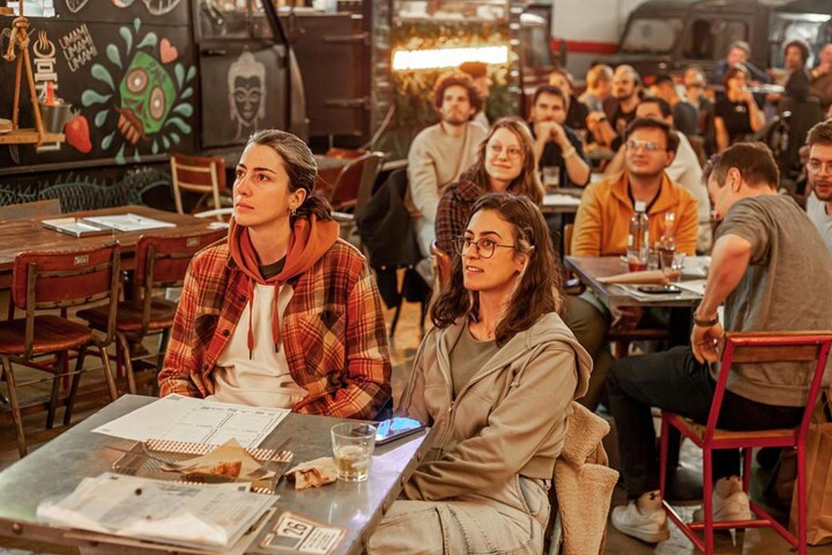 un grupo de personas sentadas en mesas en un restaurante