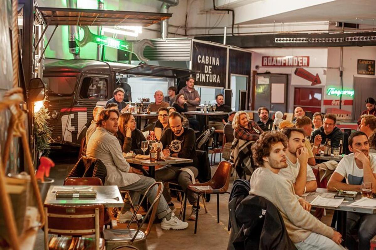um grupo de pessoas sentadas às mesas de um restaurante
