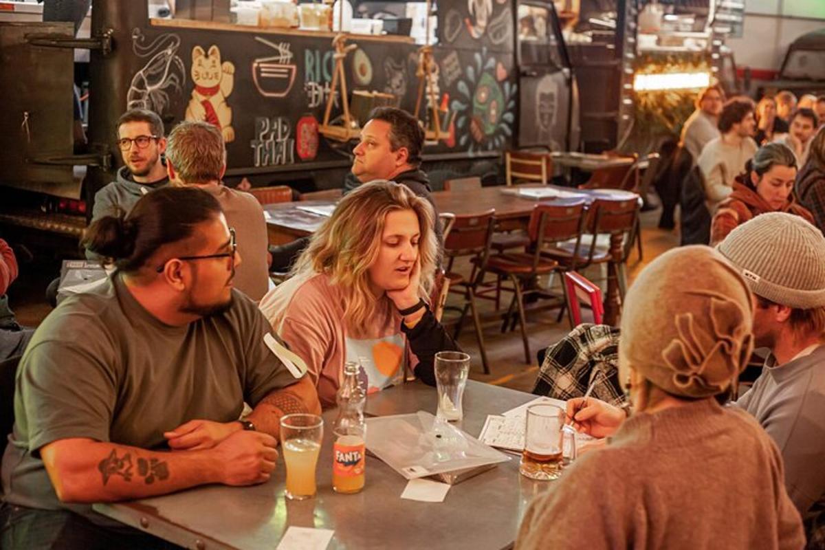 un grupo de personas sentadas en una mesa en un restaurante