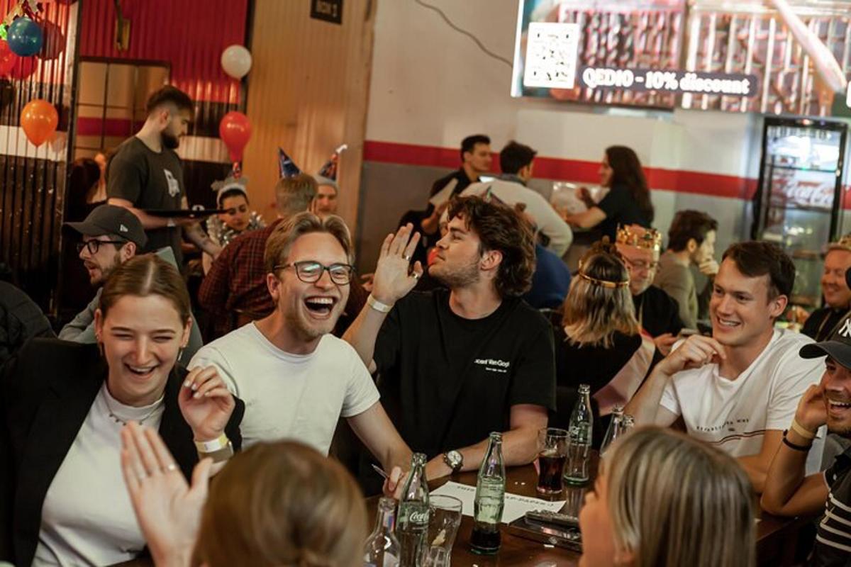 um grupo de pessoas sentadas à mesa de um restaurante
