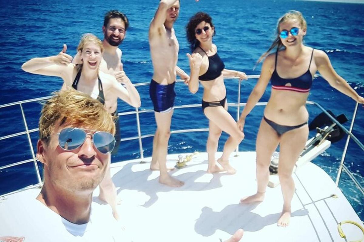 un grupo de personas en un barco en el agua