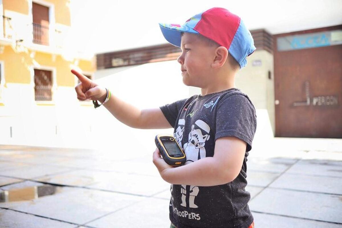 um menino está apontando para um celular