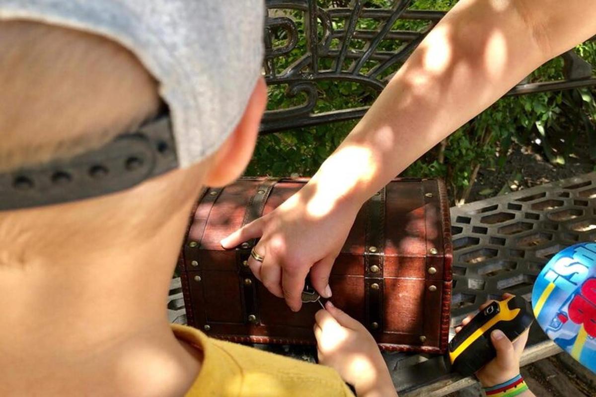 duas pessoas sentadas em um banco olhando para uma mala