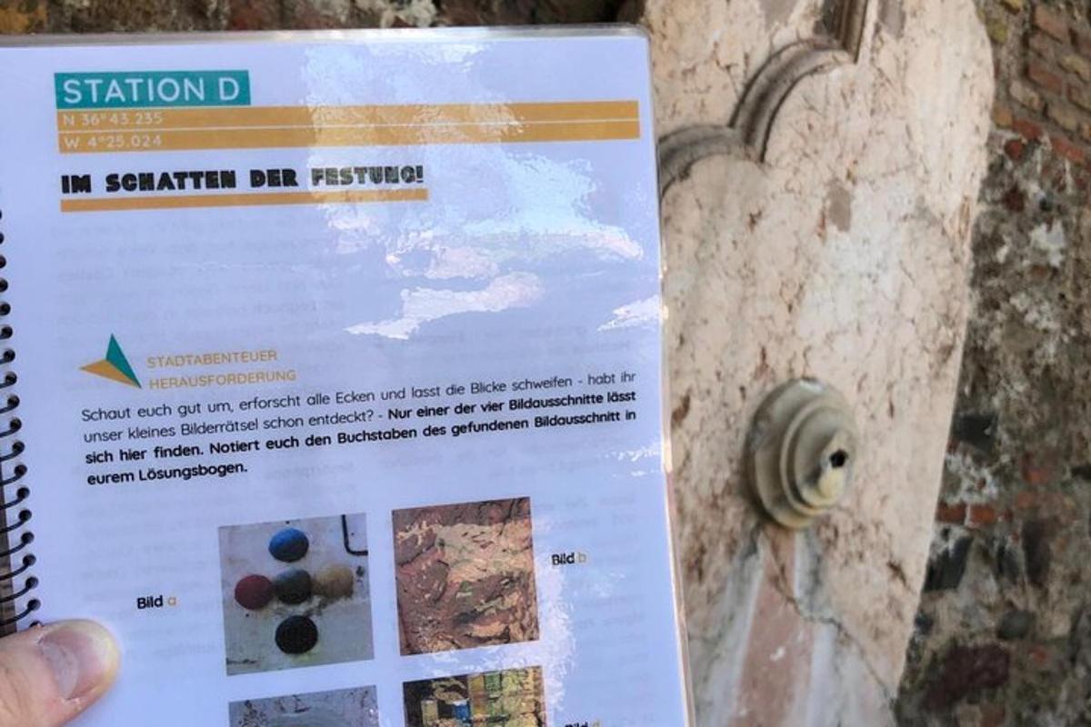 uma pessoa segurando uma placa em uma porta
