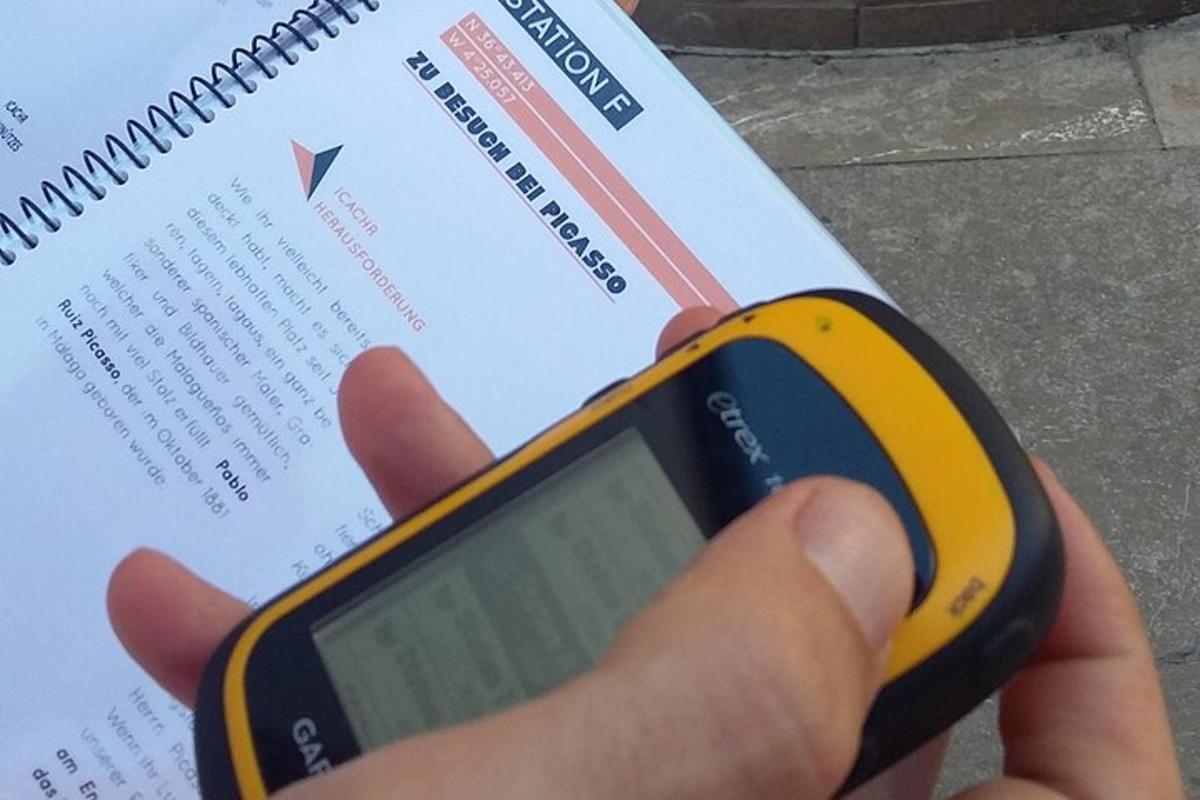 uma mão segurando um celular em frente a um papel