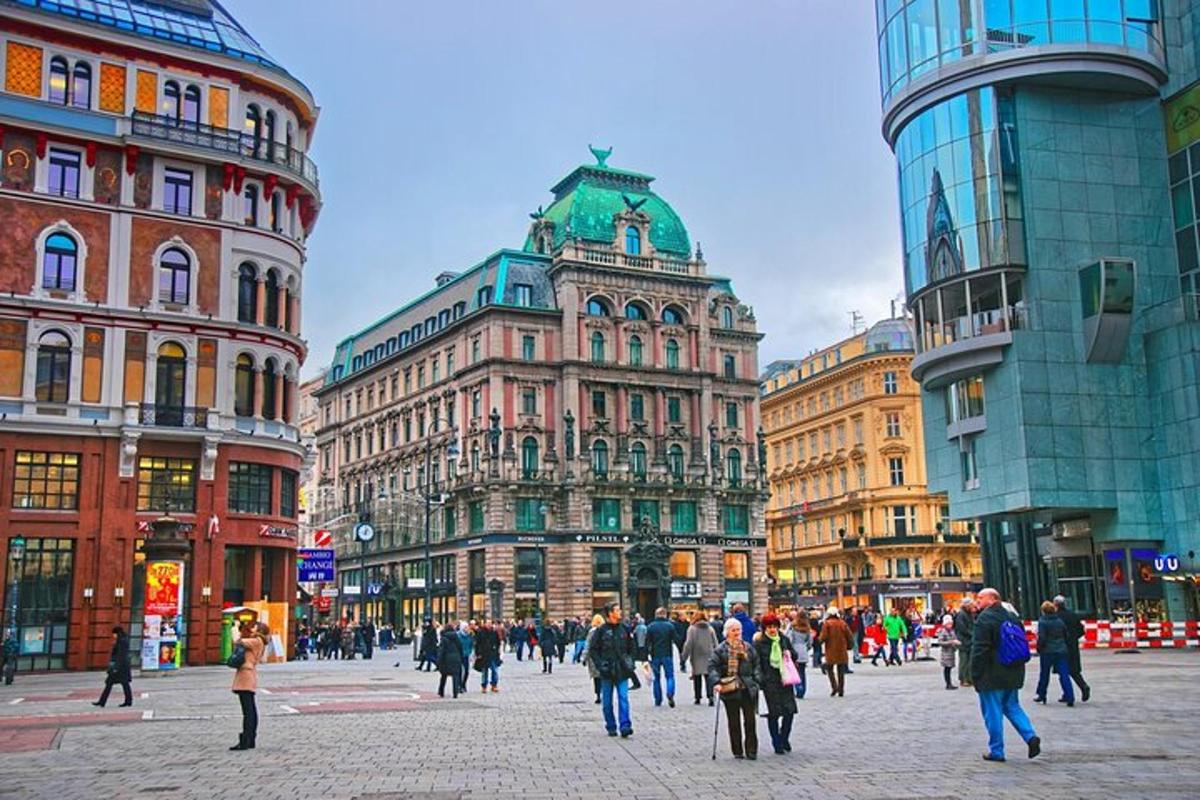 egy csoport ember sétál egy épületekkel teli városban