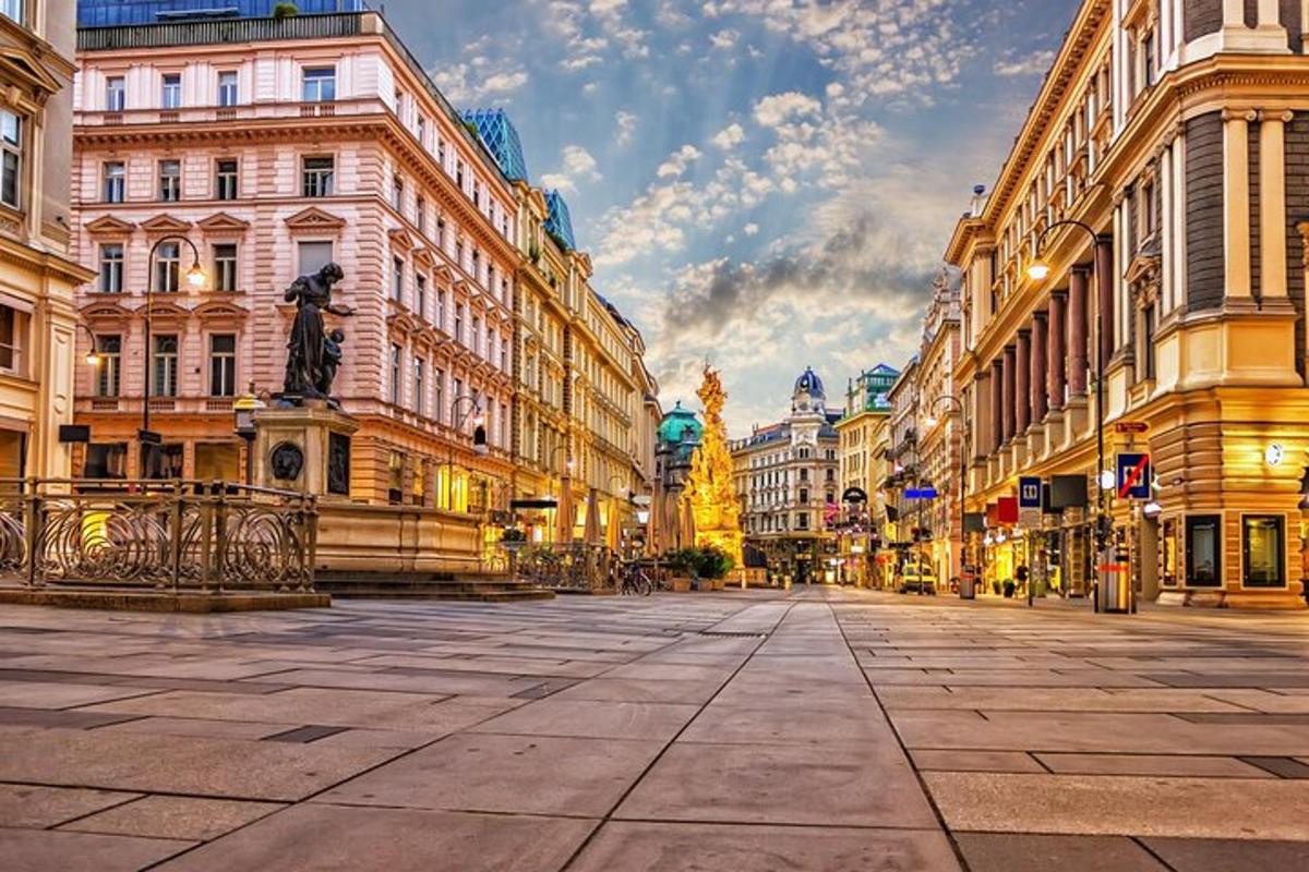 egy városi utca sok épülettel és egy szoborral