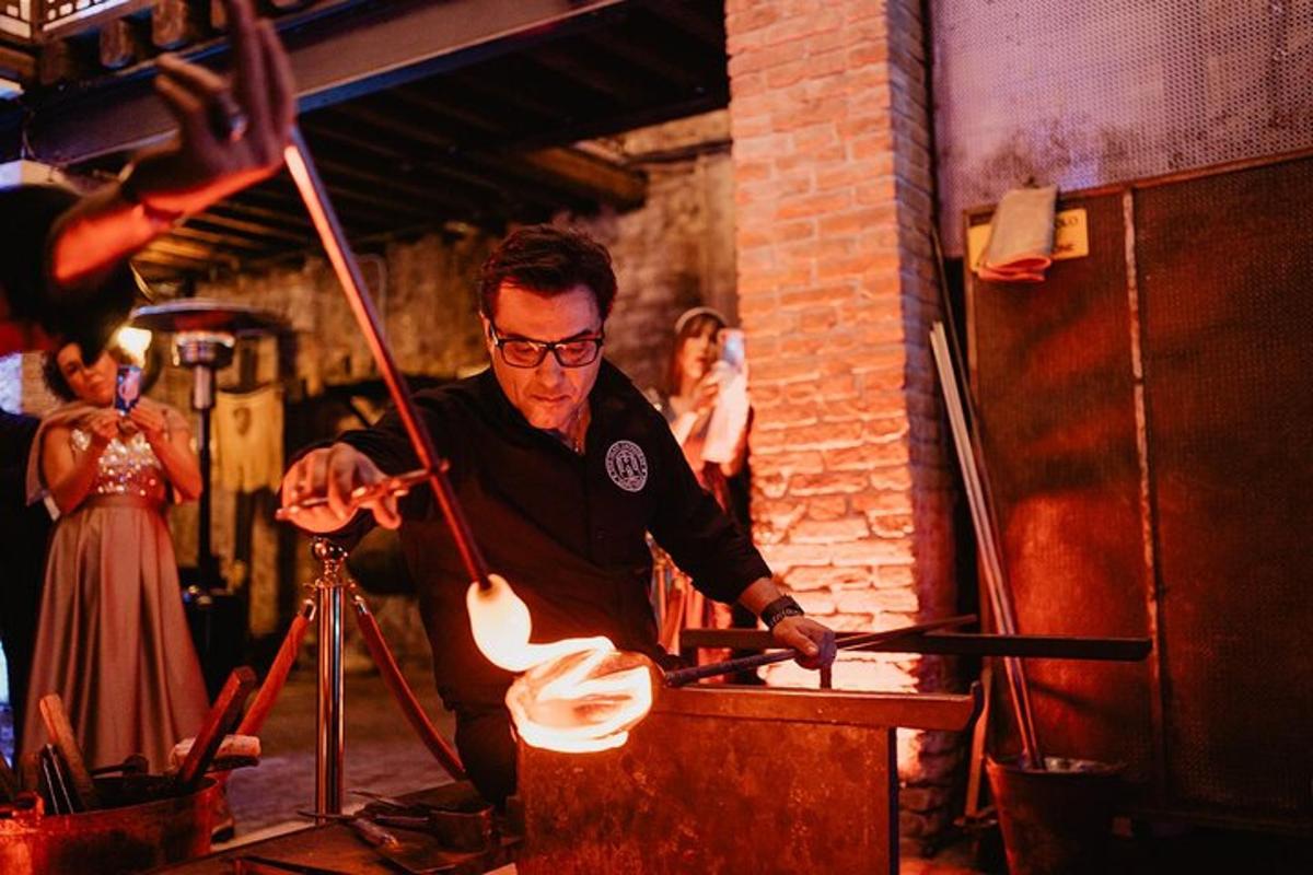Un hombre está cocinando comida en un horno.