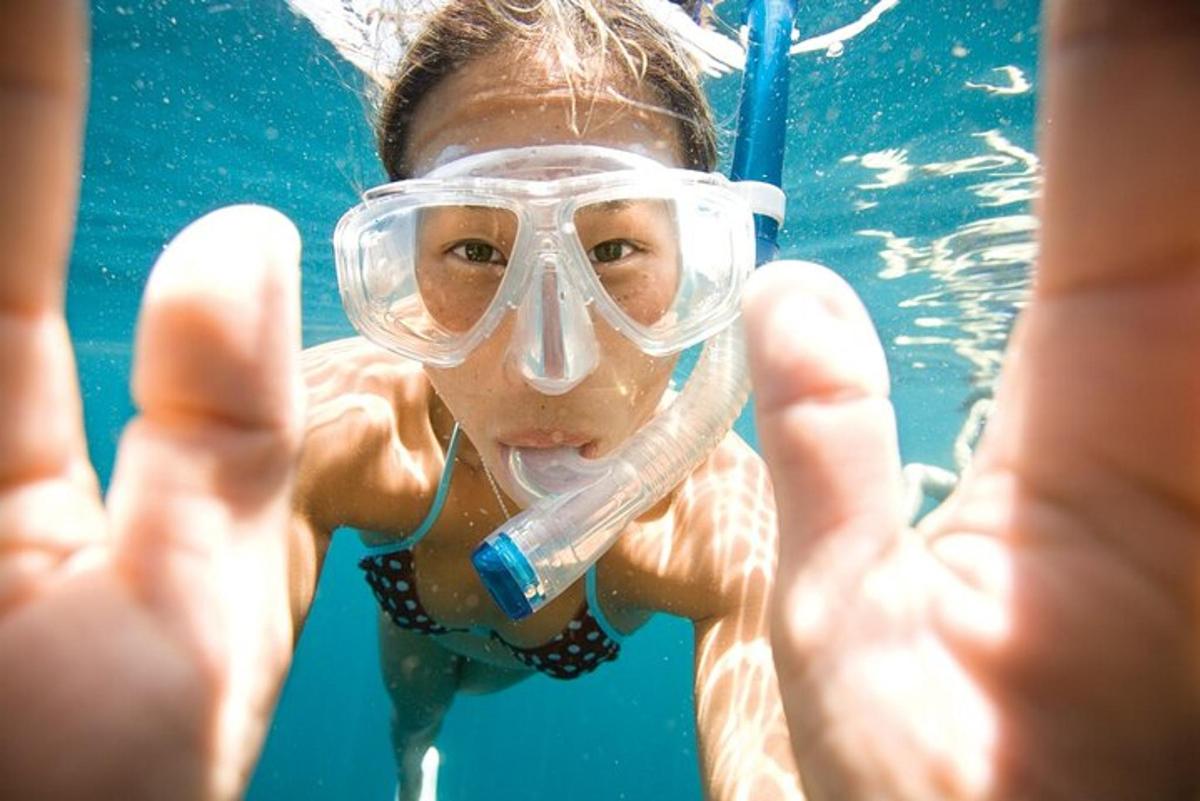eine Frau in einem Schwimmbad, die einen Taucheranzug trägt