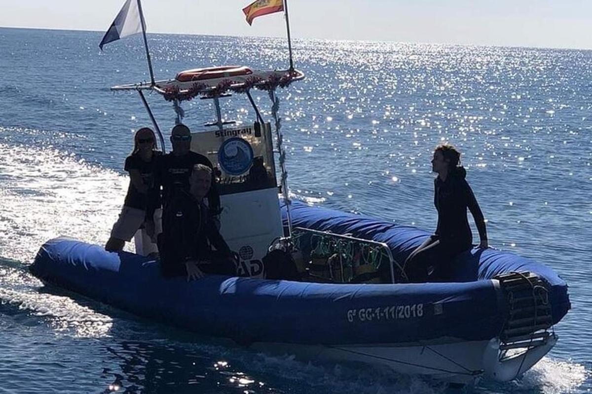 un gruppo di persone su una barca in acqua