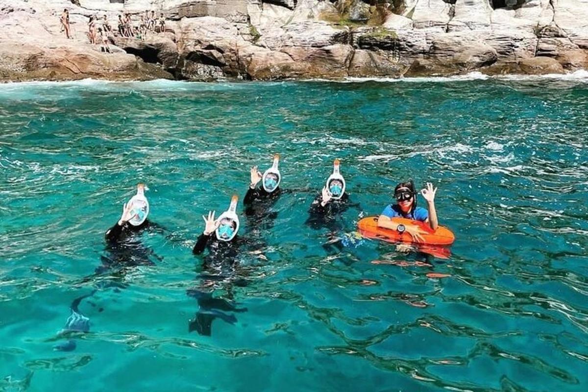 un gruppo di persone in acqua su una zattera