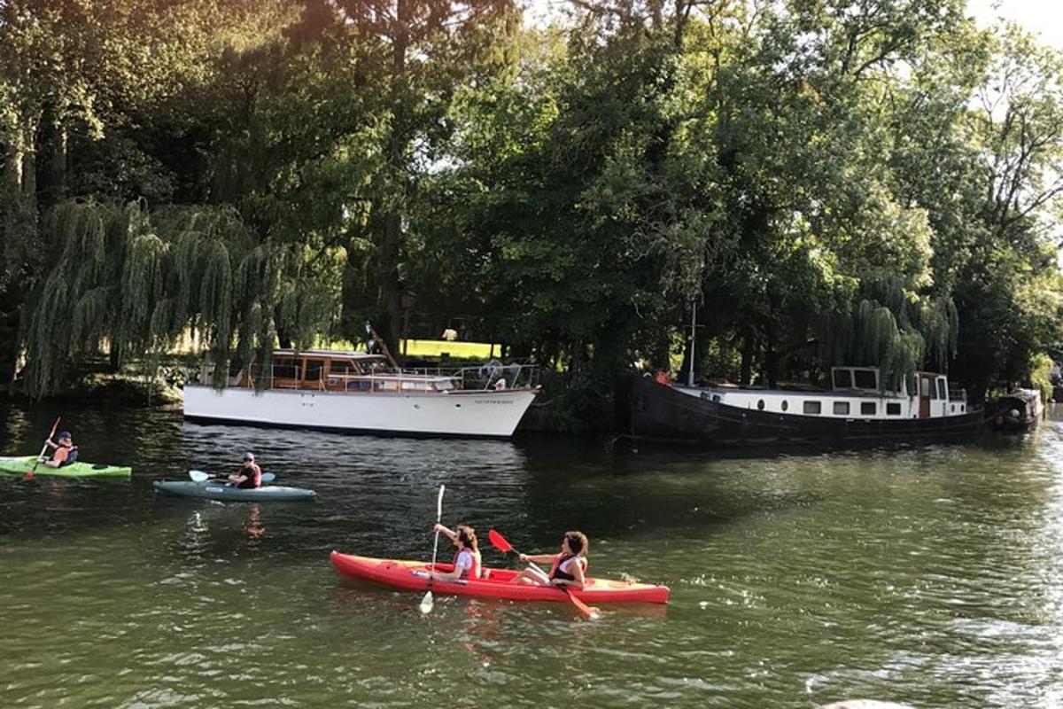 un grup de persones en caiacs en un riu amb barques