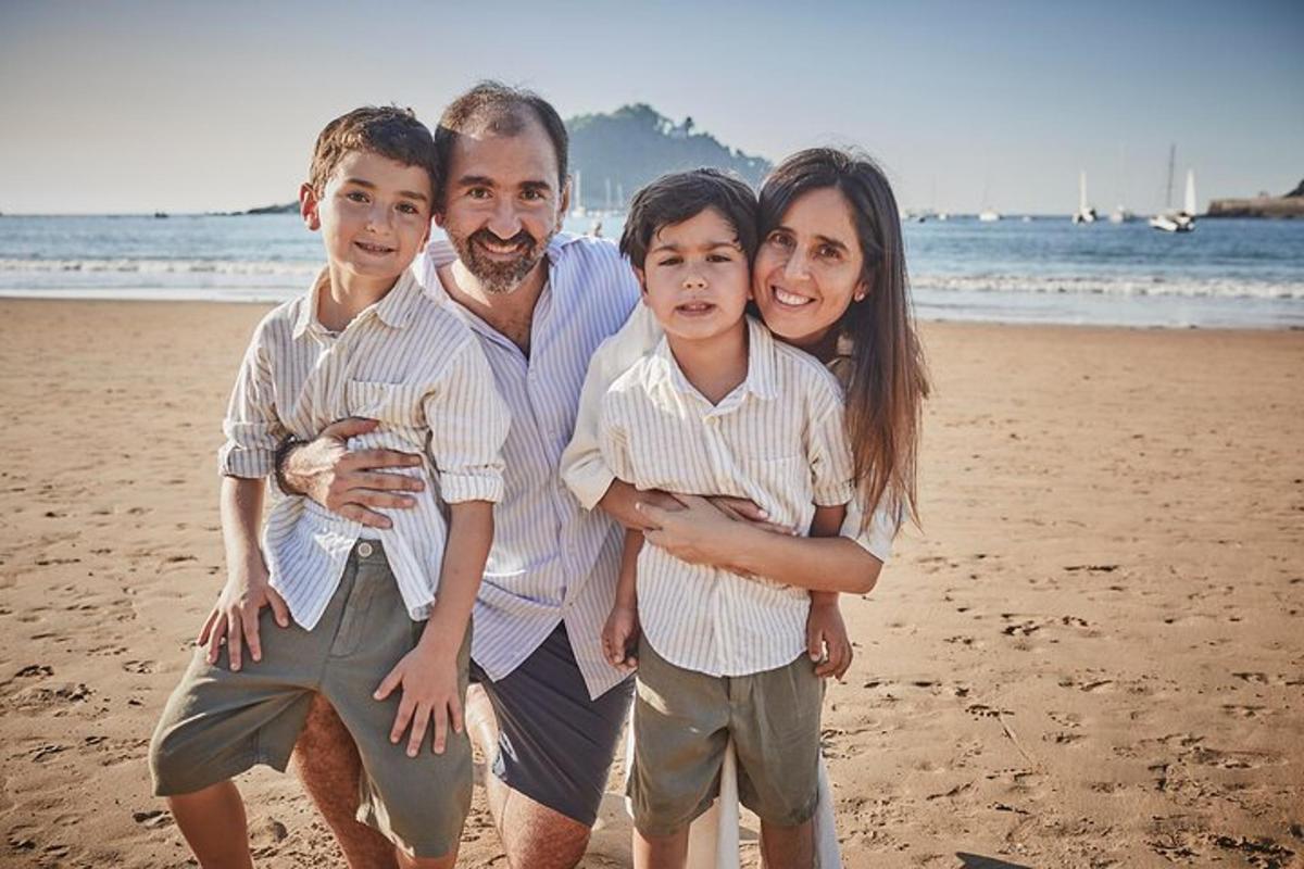 Una familia posando para una foto en la playa