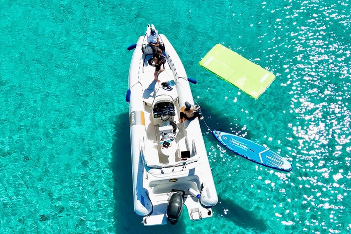 um barco com pessoas na água