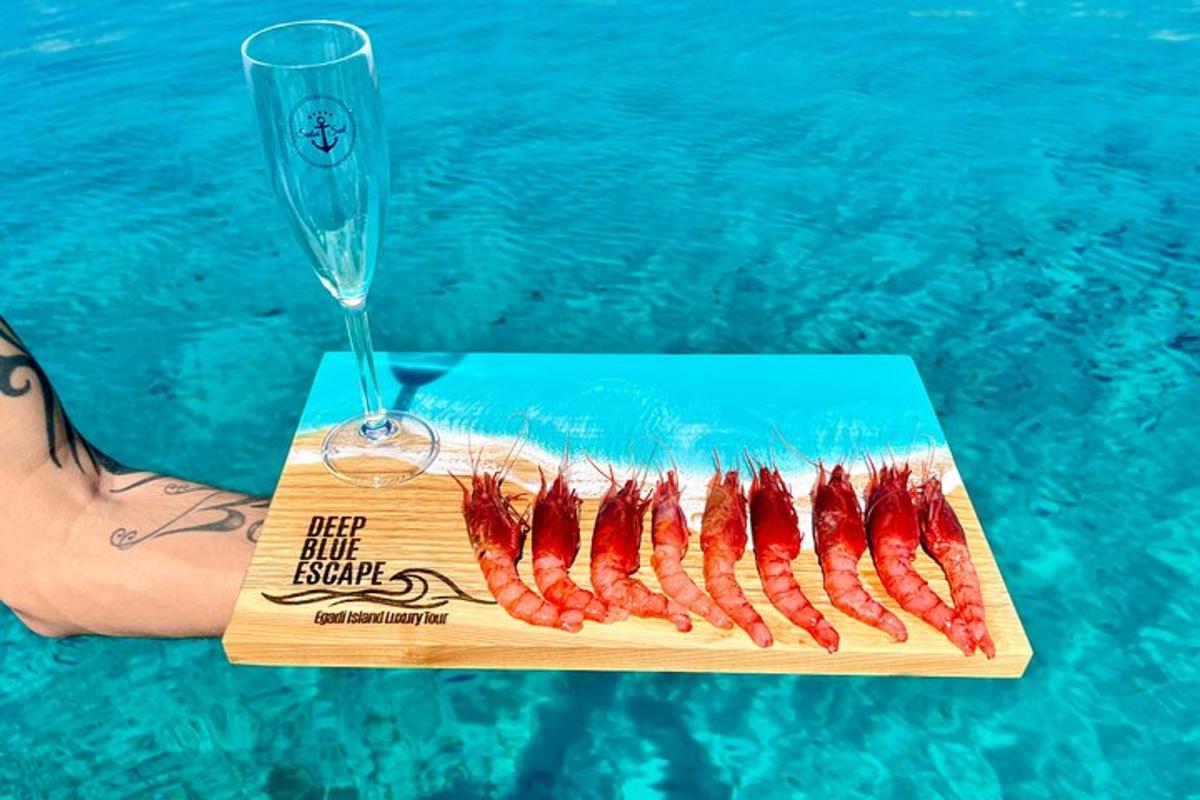 Un plato de tocino junto a una copa de vino