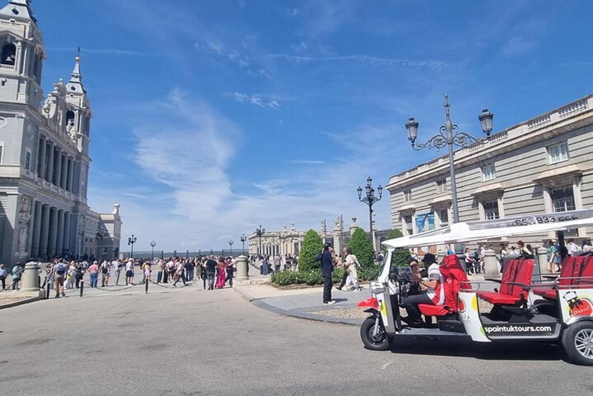 un carret de golf circulant per un carrer d'una ciutat