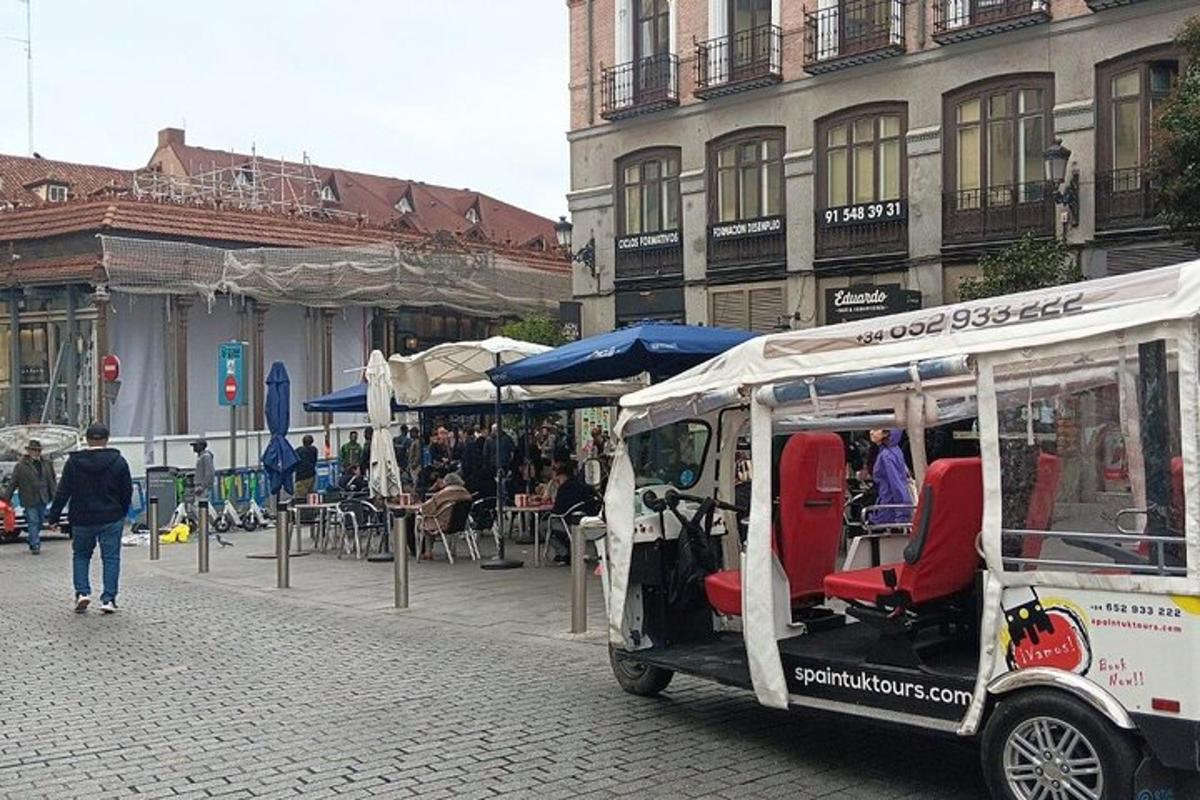 un carret de menjar aparcat en un carrer d'una ciutat