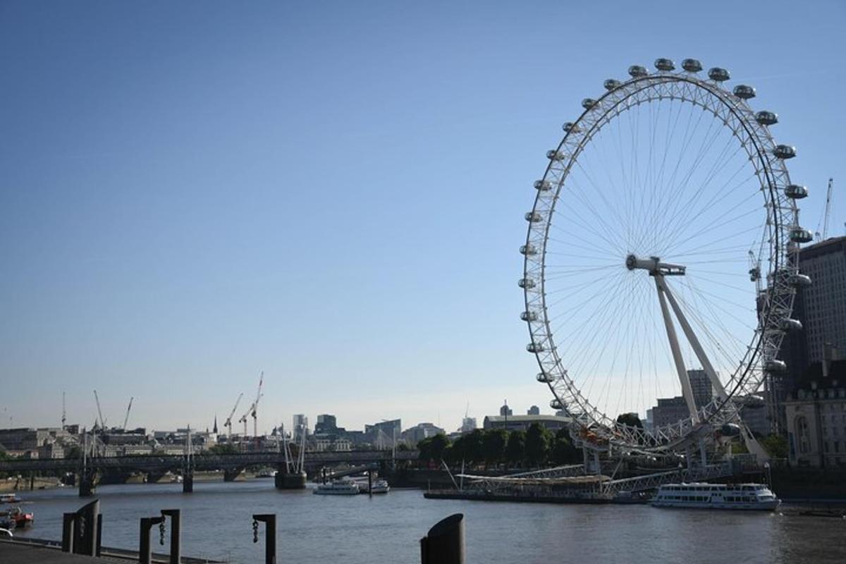 stórt parísarhjól sem stendur mitt í ánni