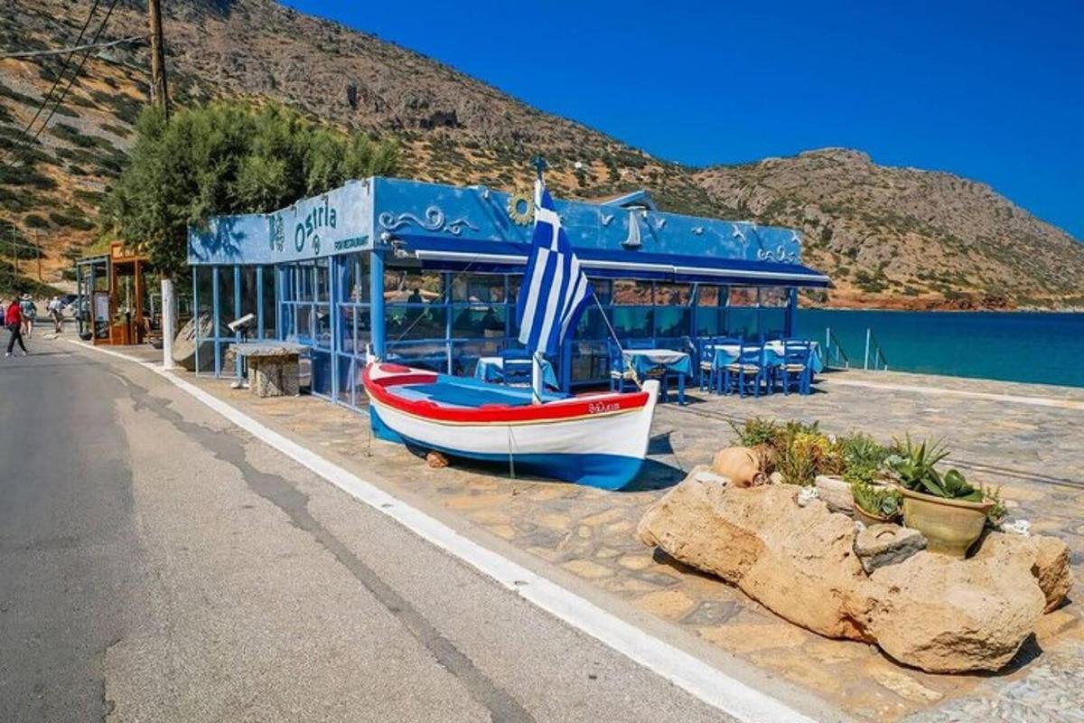 Un barco estacionado afuera de un edificio al lado del agua.