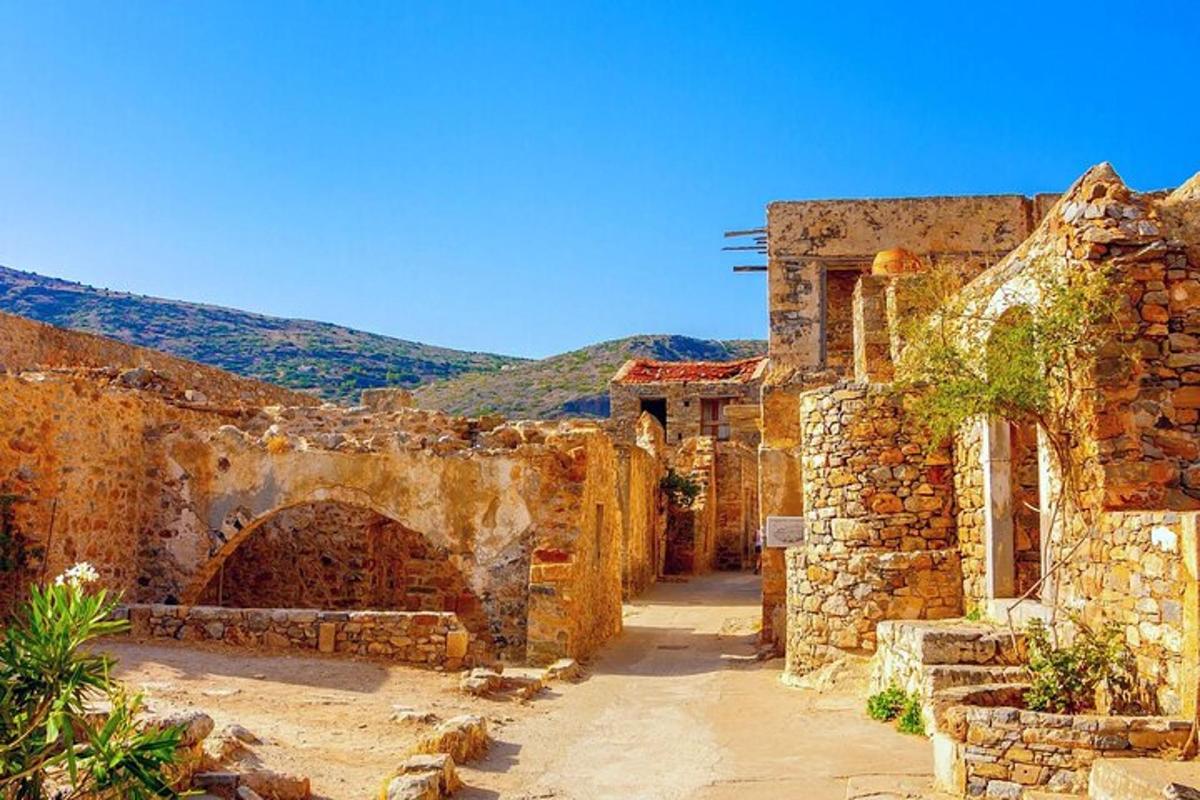 Un antiguo edificio de piedra con un arco en el medio.