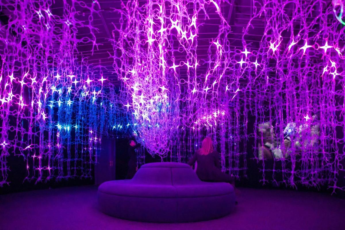 una stanza piena di luci viola e rosa