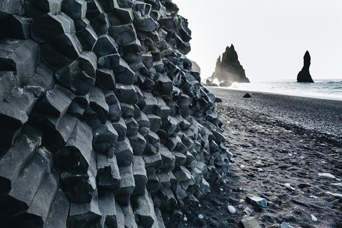 kamienny mur na plaży blisko oceanu