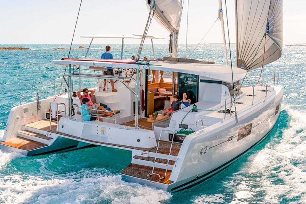 un gruppo di persone su una barca a vela in acqua