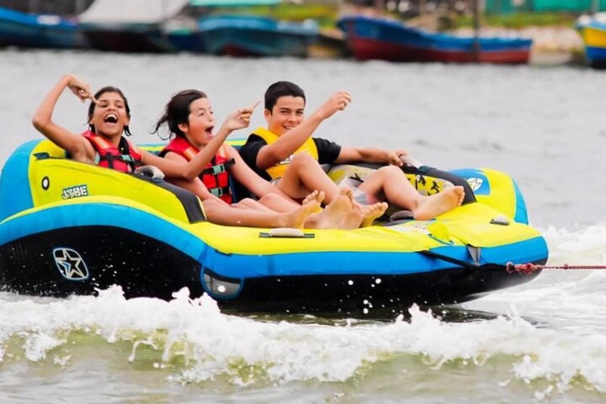 egy csoport ember jetski-n a vízben