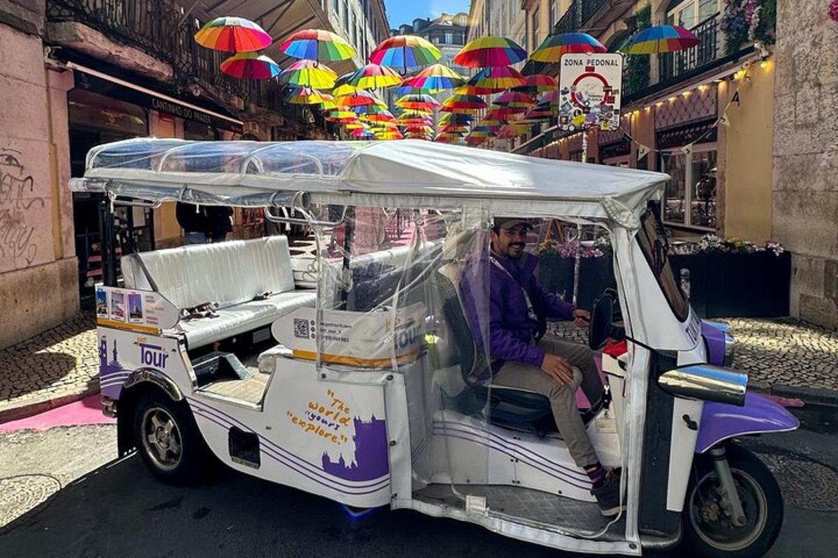 un uomo sta guidando un golf cart