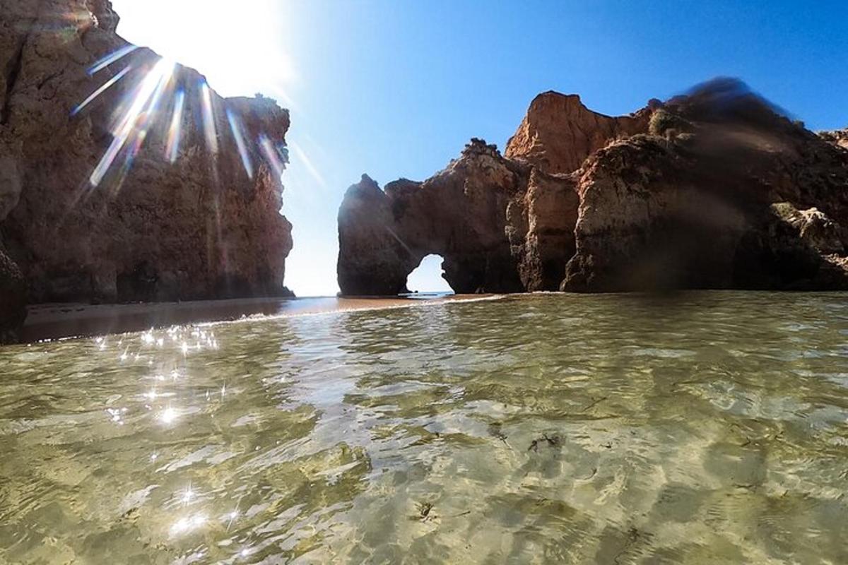 поглед на плажу са камењем у води