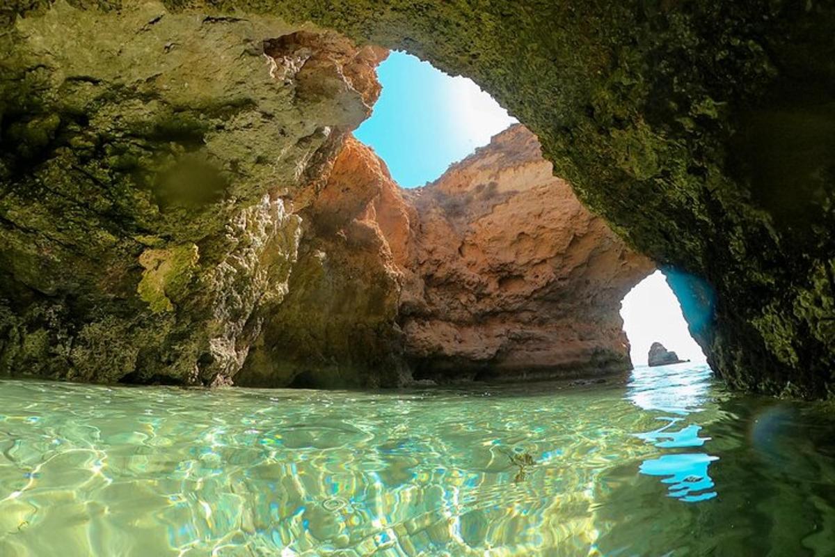 una vista dell'acqua dall'interno di una grotta