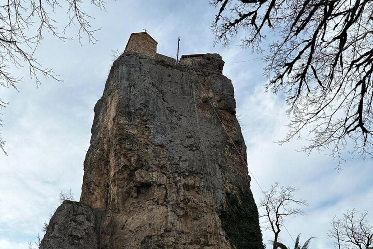 Una alta torre de piedra con un cielo al fondo