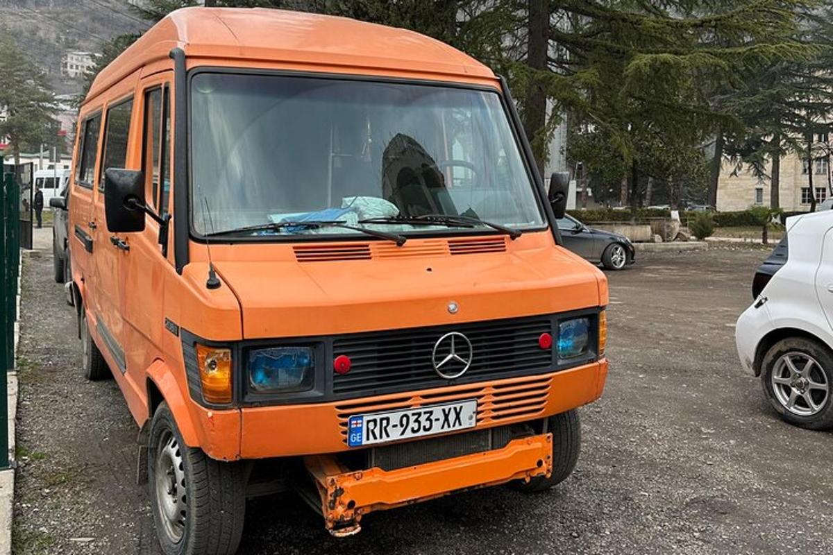 en orange varevogn parkeret på en parkeringsplads