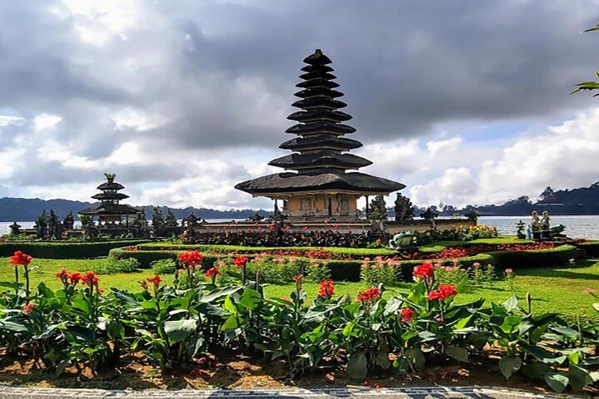 een tuin met op de achtergrond een pagode met bloemen