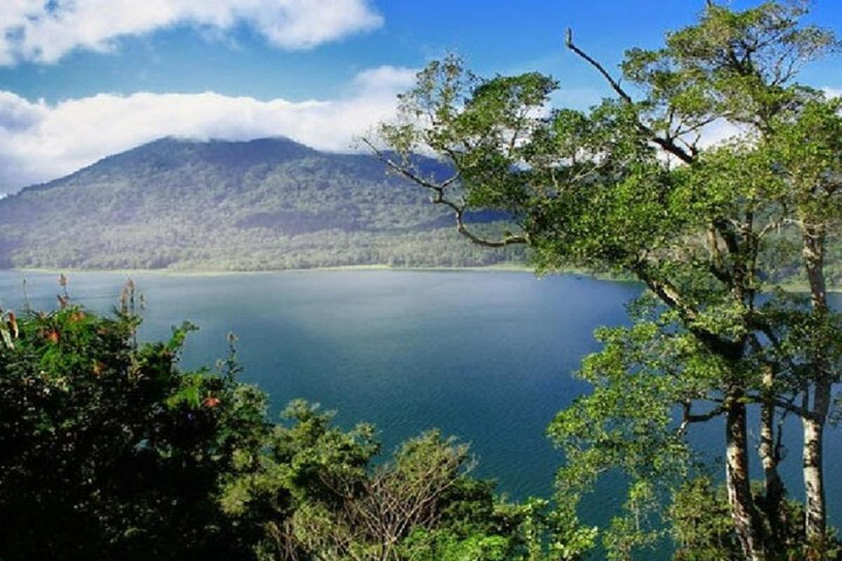 Una vista de un lago con una montaña al fondo.