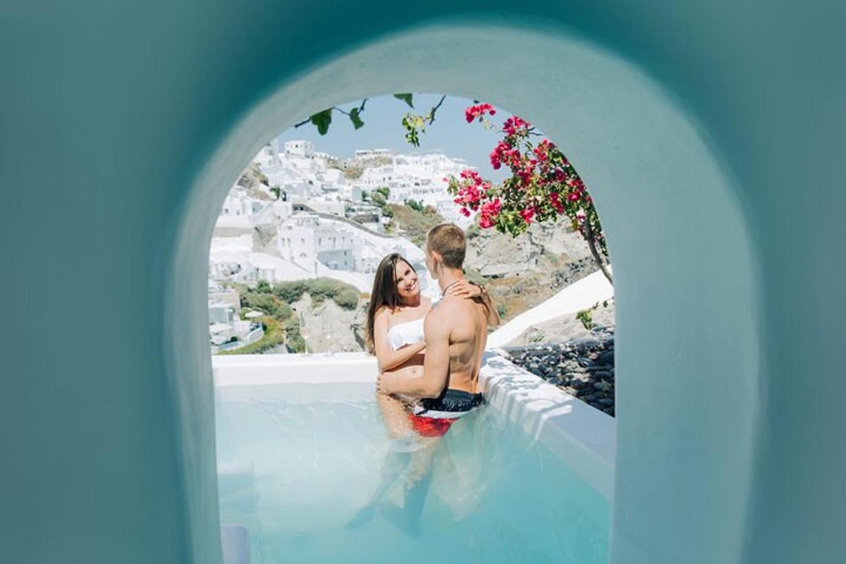 Un hombre y una mujer de pie en un estanque de agua
