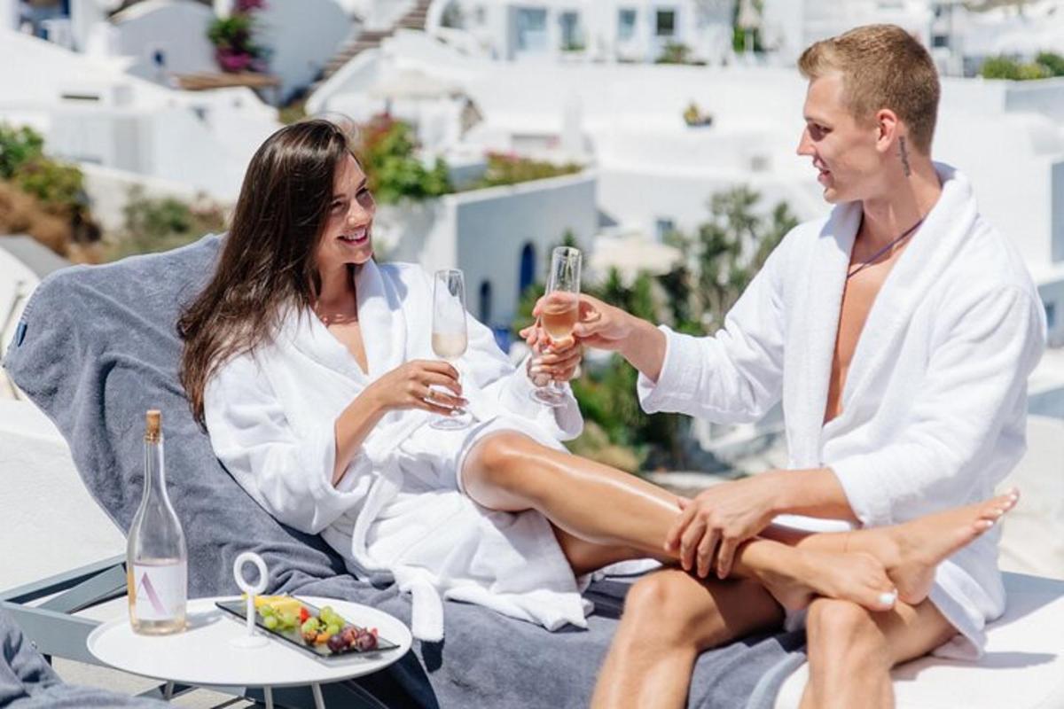 muž a žena sedící na židli a pijící šampaňské