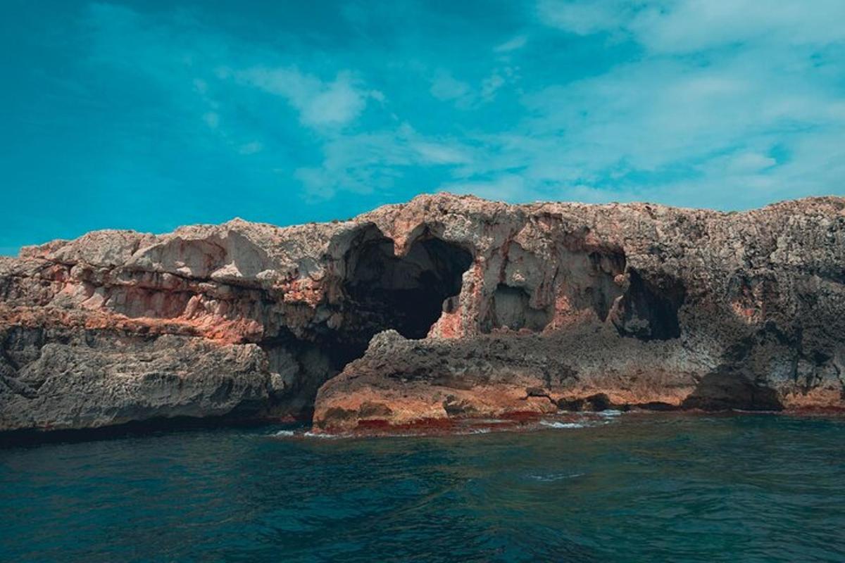 una gran formació rocosa a l'oceà amb aigua