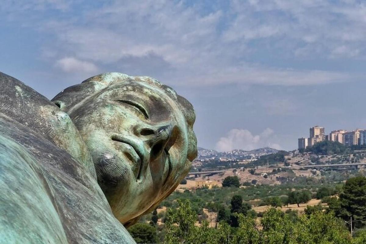 статуа жене која гледа на град