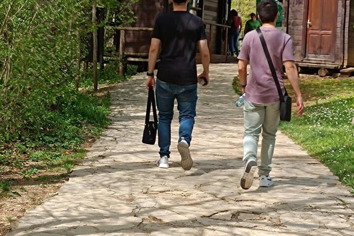 돌길을 걷는 두 남자
